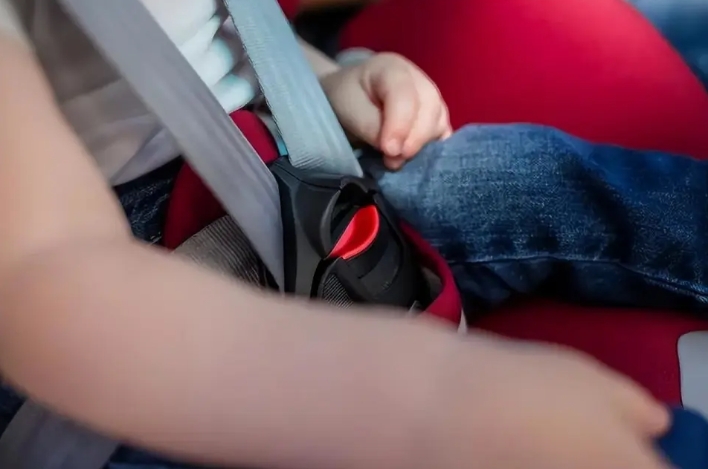 2岁男童车内窒息身亡：当“监护缺位”撞上“产品责任”，我们最该警惕的是什么？